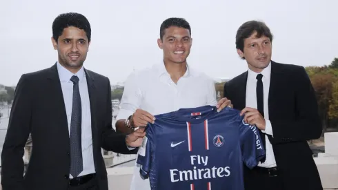 Thiago Silva é apresentado, em 2012, ao lado do presidente Nasser Al-Khelaifi e de Leonardo — Foto: Bertrand Guay/AFP
