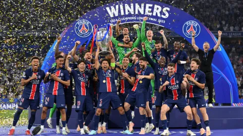 Elenco do PSG comemora o título da Champions League
