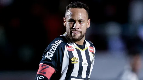 Neymar jogador do Santos durante partida contra o Vitoria no estádio Barradão
