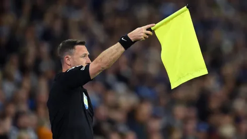 Daniel Cook, árbitro auxiliar em partida da Premier League
