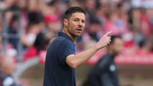 Xabi Alonso em partida do Bayer Leverkusen
