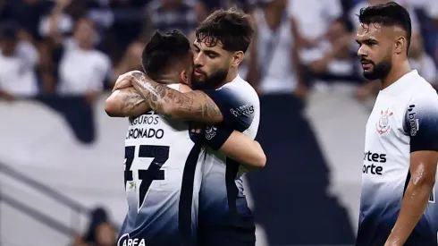 Igor Coronado jogador do Corinthians comemora seu gol com Yuri Alberto 
