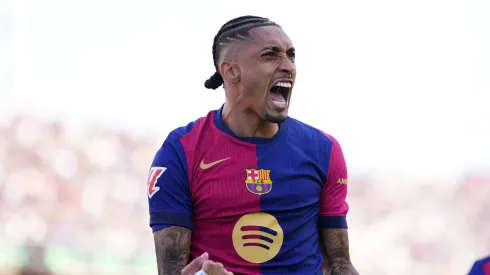 Raphinha comemora gol pelo Barcelona
