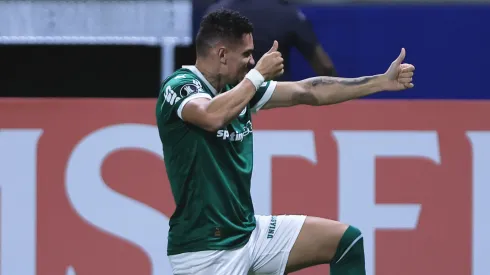 Paulinho, atacante do Palmeiras comemorando gol
