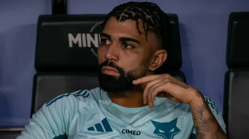 Gabigol, atacante do Cruzeiro, sentado no banco de reservas durante partida

