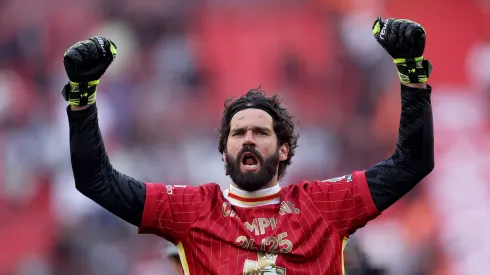 Alisson comemora pelo Liverpool
