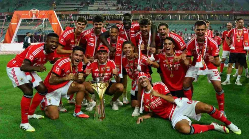 Jogadores da academia de juniores do Benfica posam para uma foto com troféu após vencerem a Supertaça de Portugal. Foto: Gualter Fatia/Getty Images
