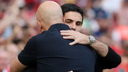 Arteta e Arne Slot em partida. (Foto: Carl Recine/Getty Images)
