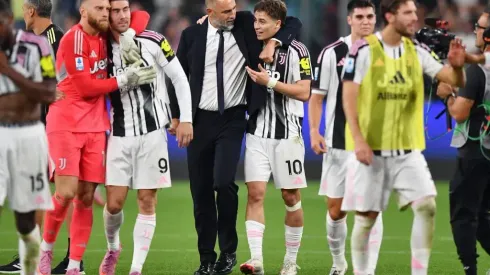 Jogadores da Juventus comemorando a vitória ao lado de Igor Tudor. (Photo by Valerio Pennicino/Getty Images)
