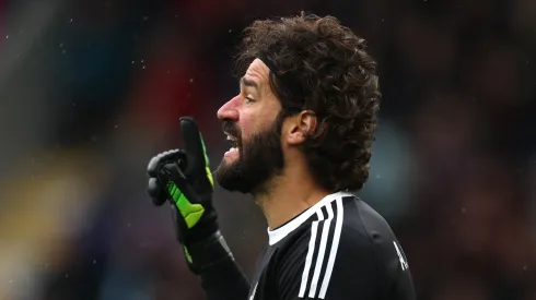 Alisson em jogo do Liverpool. (Foto: Stu Forster/Getty Images)
