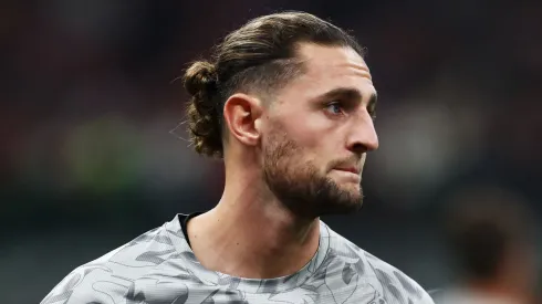 Rabiot cobra Rafael Leão no Milan. Foto: Marco Luzzani/Getty Images

