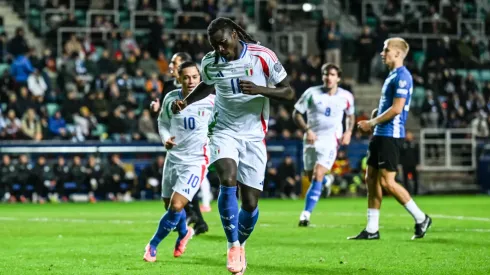 Moise Kean comemora seu gol na vitória da Itália sobre a Estônia
