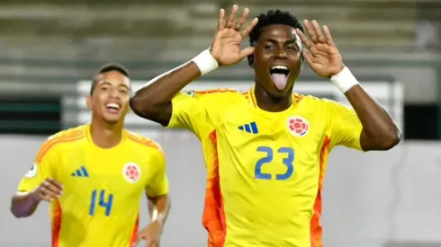 O atacante Néiser Villarreal comemora gol (Divulgação/Federação Colombiana de Futebol)
