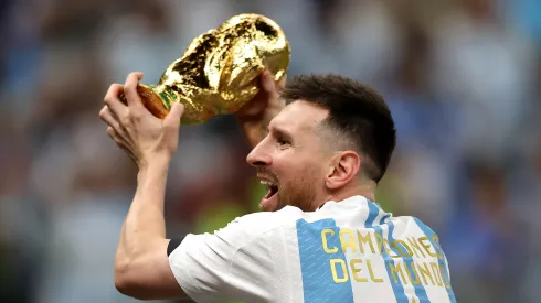 Messi com o troféu da Copa do Mundo. (Foto: Lars Baron/Getty Images)
