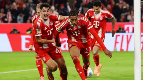 Bayern de Munique premia o técnico pela campanha perfeita. Foto: Alex Grimm/Getty Images
