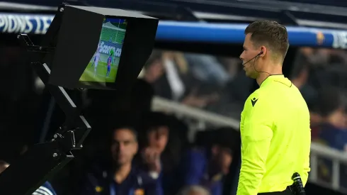 VAR durante a partida do Barcelona contra o Olympiacos. (Foto: Alex Caparros/Getty Images)
