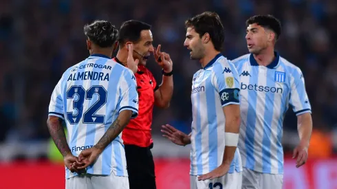 Jogadores do Racing conversam com árbitro (Marcelo Endelli/Getty Images)
