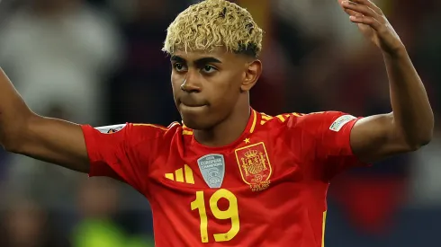 Lamine Yamal em campo com a Espanha. Foto: Alexander Hassenstein/Getty Images
