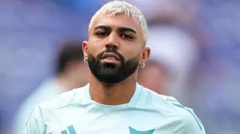 Gabigol em campo com a camisa de treino do Cruzeiro (Foto: Gilson Lobo/AGIF)