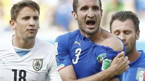 Luis Suarez Biting Giorgio Chiellini