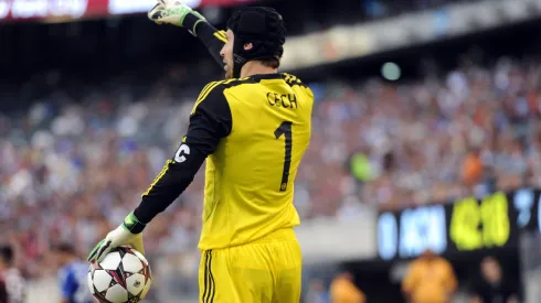 Arsenal sign Chelsea goalkeeper Petr Cech, says report
