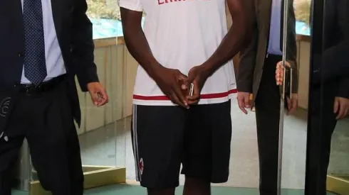 Mario Balotelli completes AC Milan medical ahead of loan move