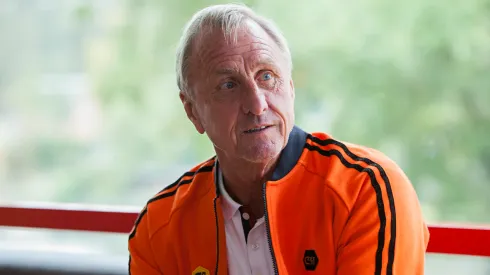 Cruyff: Mourinho a poor example; Van Gaal not playing dominating soccer