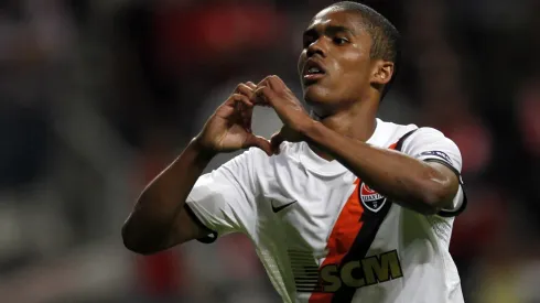 Shakhtar midfielder Douglas Costa wants Chelsea move