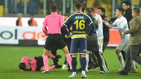 Assault on a referee suspends all games in Turkish Super Lig