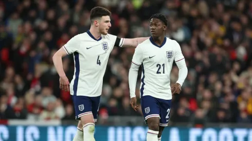 Tim Howard says Mainoo should mimic Declan Rice, not Scholes