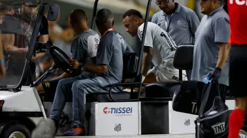 SANTOS, BRAZIL – APRIL 16: Neymar of Santos leaves field injured during a match between Santos and Atletico Mineiro as part of Brasileirao 2025 at Urbano Caldeira Stadium (Vila Belmiro) on April 16, 2025 in Santos, Brazil. (Photo by Miguel Schincariol/Getty Images)