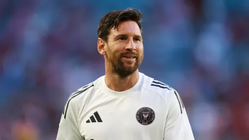 Fans, former clubs, and close friends quickly flooded social media with heartfelt messages celebrating Messi’s milestone.