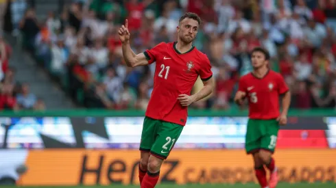 The fatal accident occurred on the A-52 highway near Sanabria, where the car veered off the road and caught fire