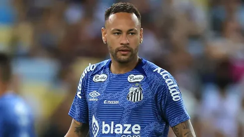 Neymar Jr of Santos warms up prior to the match between Fluminense and Santos as part of Brasileirao 2025 at Maracana Stadium on April 13, 2025 in Rio de Janeiro, Brazil.