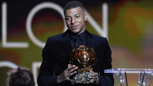 Kylian Mbappé awarding Alexia Putellas with the Ballon D'Or Trophy during the Ballon D'Or Ceremony at Theatre du Chatelet on November 29, 2021.