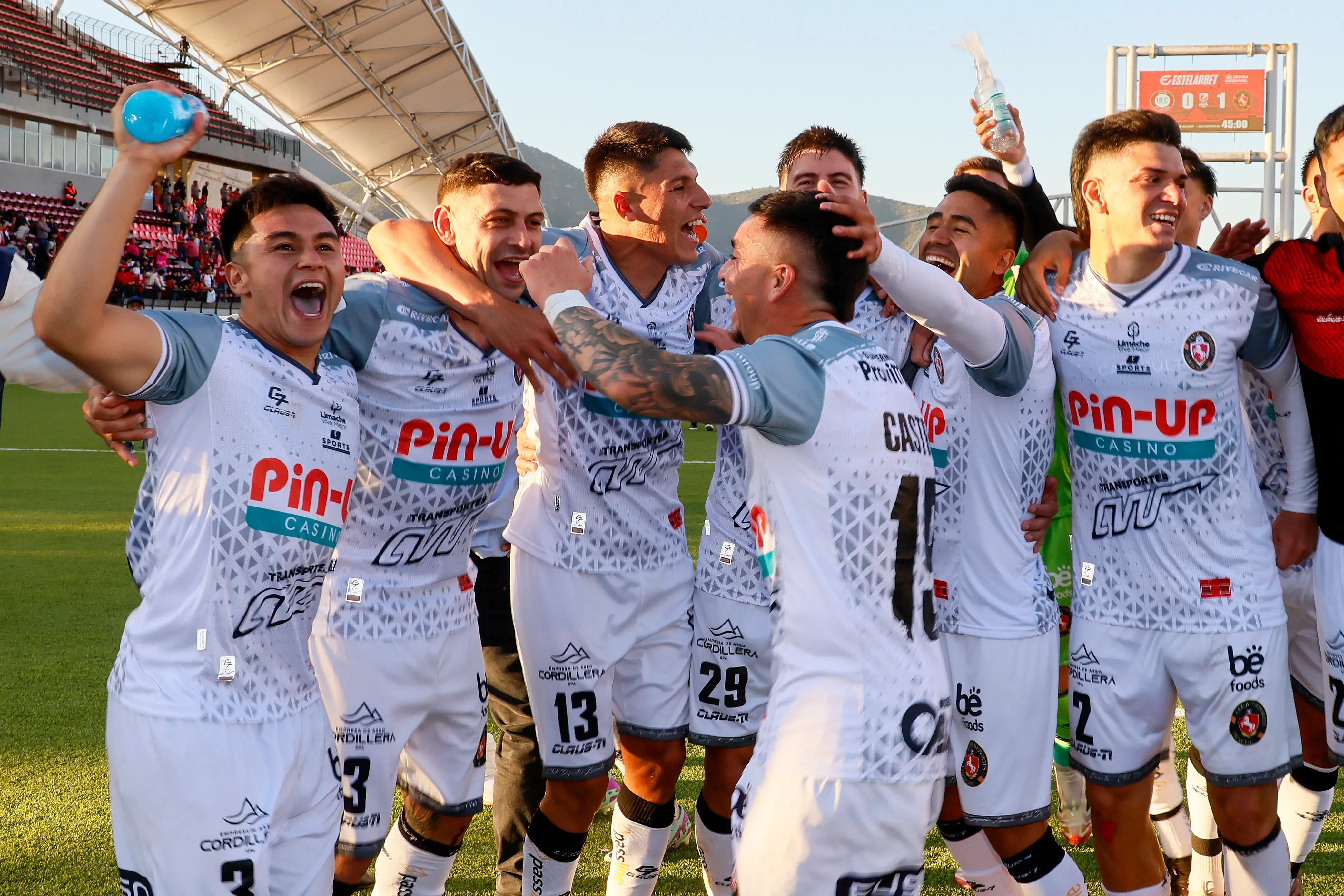 Limache celebra que se queda en Primera División. Foto: Andres Pina/Photosport