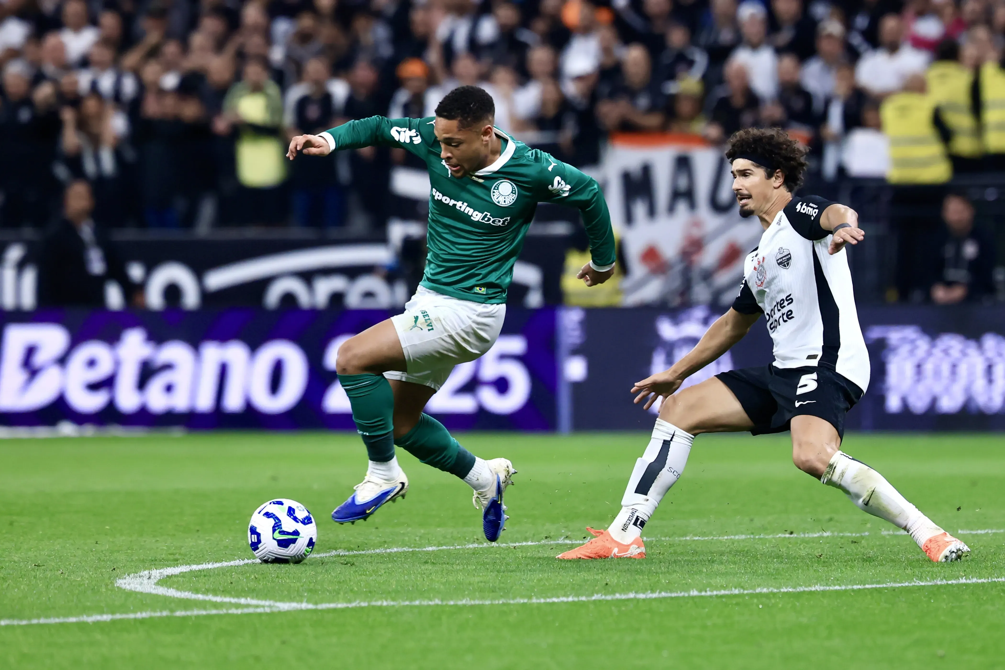 SP – SAO PAULO – 31/08/2025 – BRASILEIRO A 2025, CORINTHIANS X PALMEIRAS – Andre Ramalho jogador do Corinthians disputa lance com Vitor Roque jogador do Palmeiras durante partida no estadio Arena Corinthians pelo campeonato Brasileiro A 2025. Foto: Marcello Zambrana/AGIF