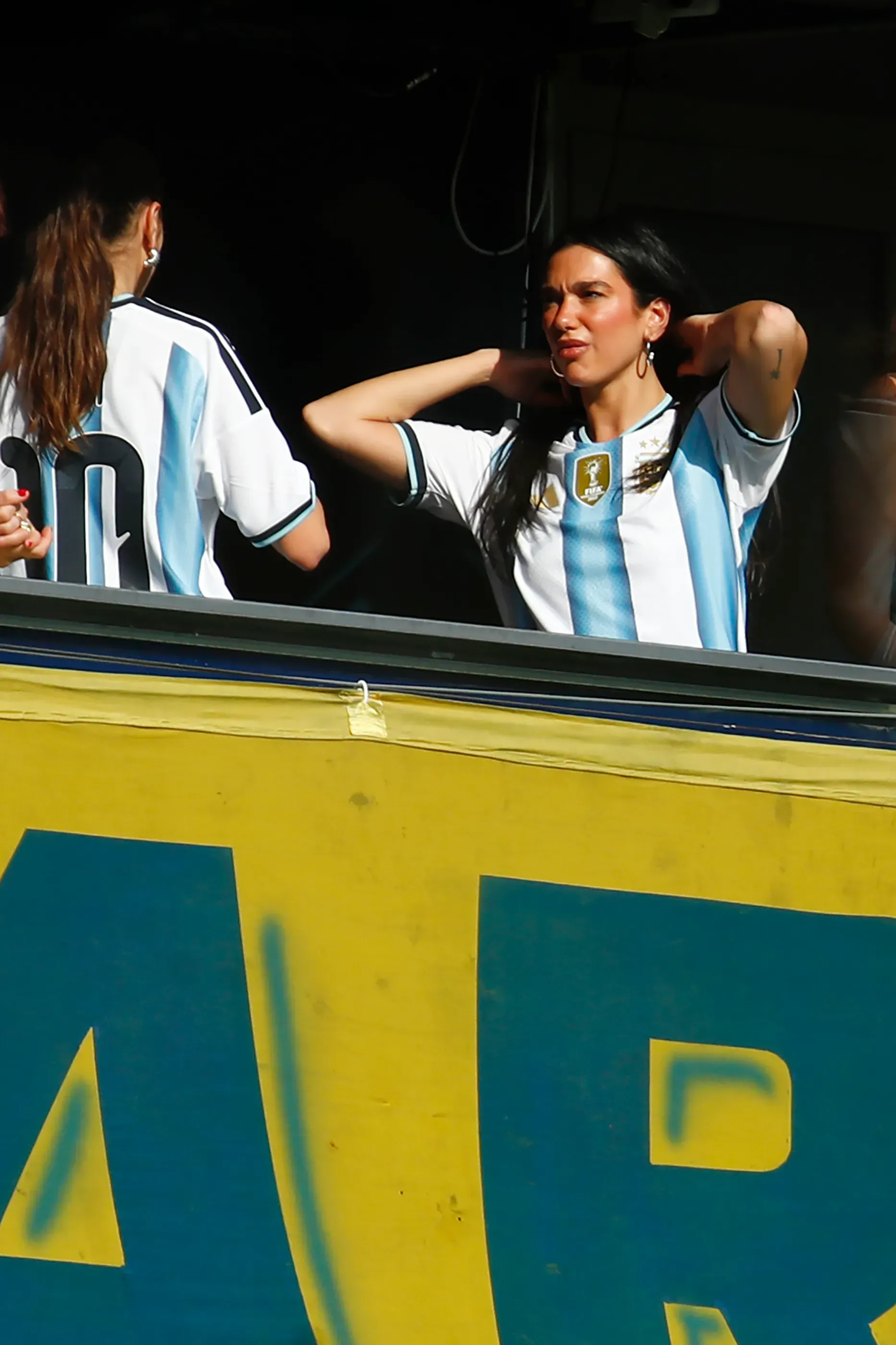 La artista estuvo presente en el clásico universitario/Getty Images)