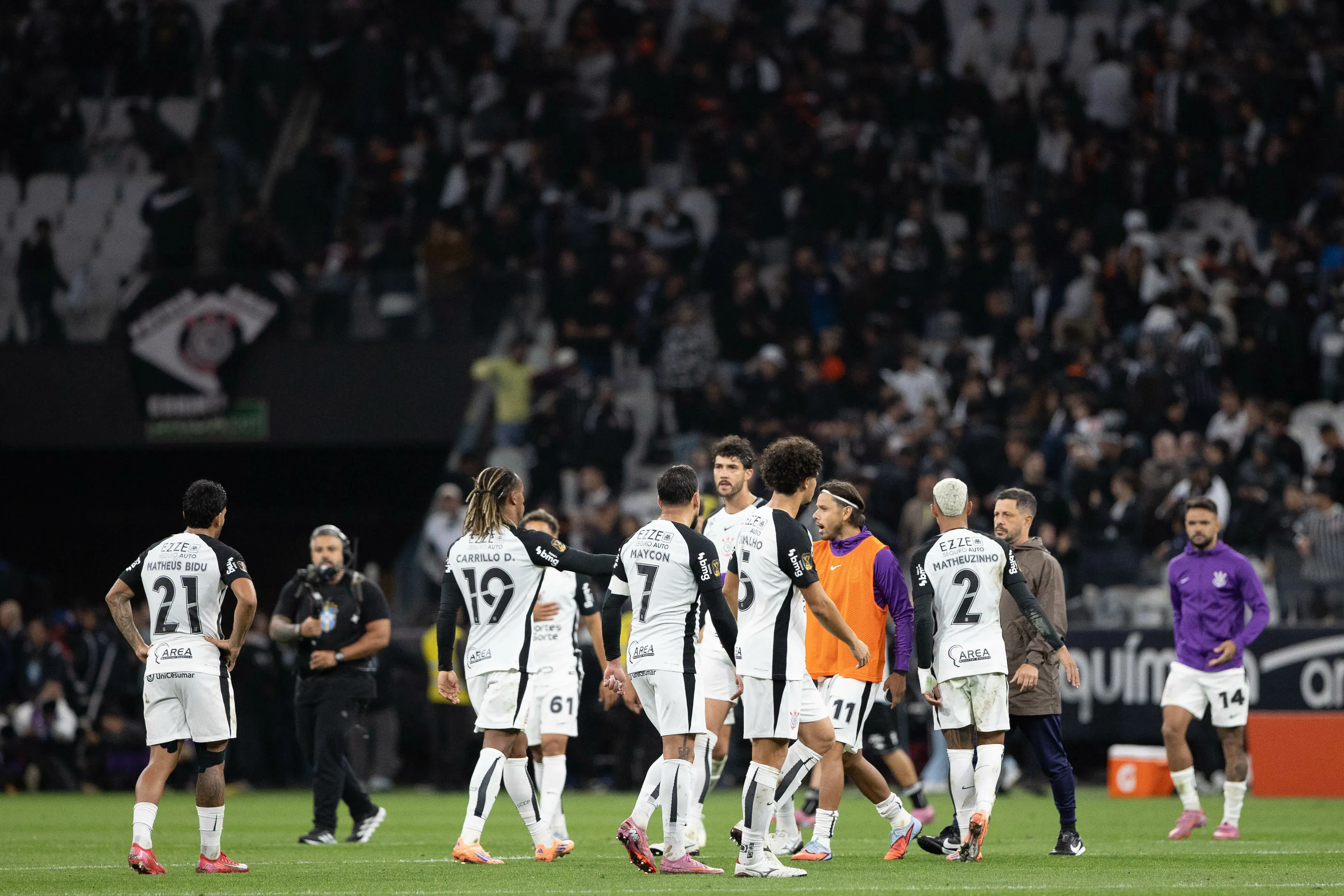 SP – SAO PAULO – 17/12/2025 – COPA DO BRASIL 2025, CORINTHIANS X VASCO -JOGADORES do Corinthians  AGRADECEM O APOIO DA TORCIDA ANTES DE deixa o campo apos partida contra o Vasco no estadio Arena Corinthians pelo campeonato Copa Do Brasil 2025. Foto: Joisel Amaral/AGIF