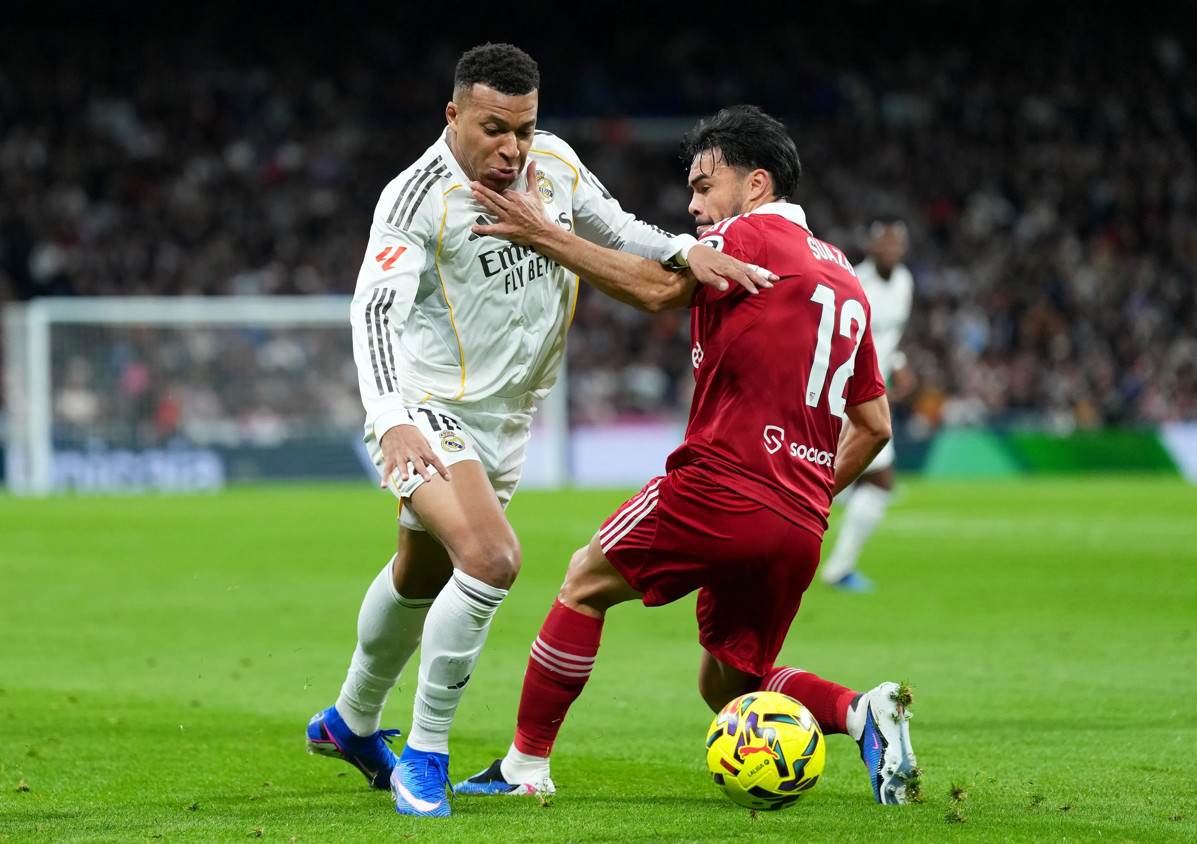 Sevilla, con Alexis Sánchez y Gabriel Suazo, sufrió una polémica derrota ante Real Madrid. Foto: Getty Images.