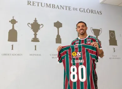 Terans na chegada ao Fluminense com a camisa 80. Foto: Divulgação/Twitter Flu
