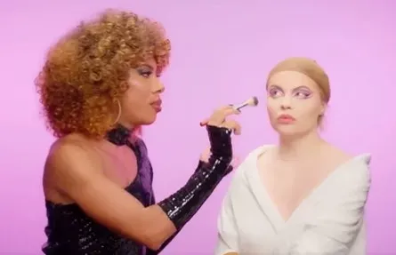 Luísa sendo maquiada por Bianca. Reprodução/Youtube – Bianca DellaFancy