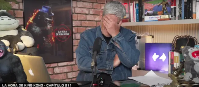 Juan Cristóbal Guarello dio otro anticipo de resolución en el escritorio. (Captura La Hora de King Kong).