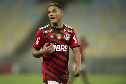 Thiaguinho atuando pelo Flamengo no Campeonato Carioca de 2023. Foto: Jorge Rodrigues/AGIF