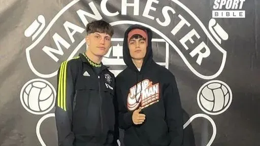 Alejandro y Roberto Garnacho, juntos en Manchester.