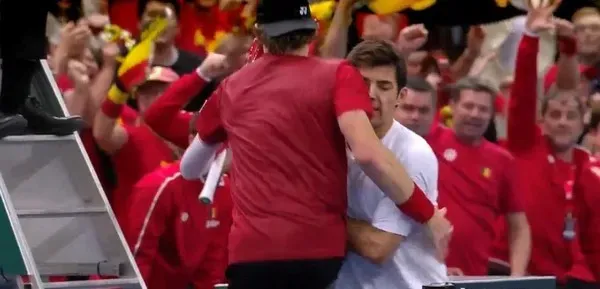 Zizou Bergs golpea a Cristian Garin.