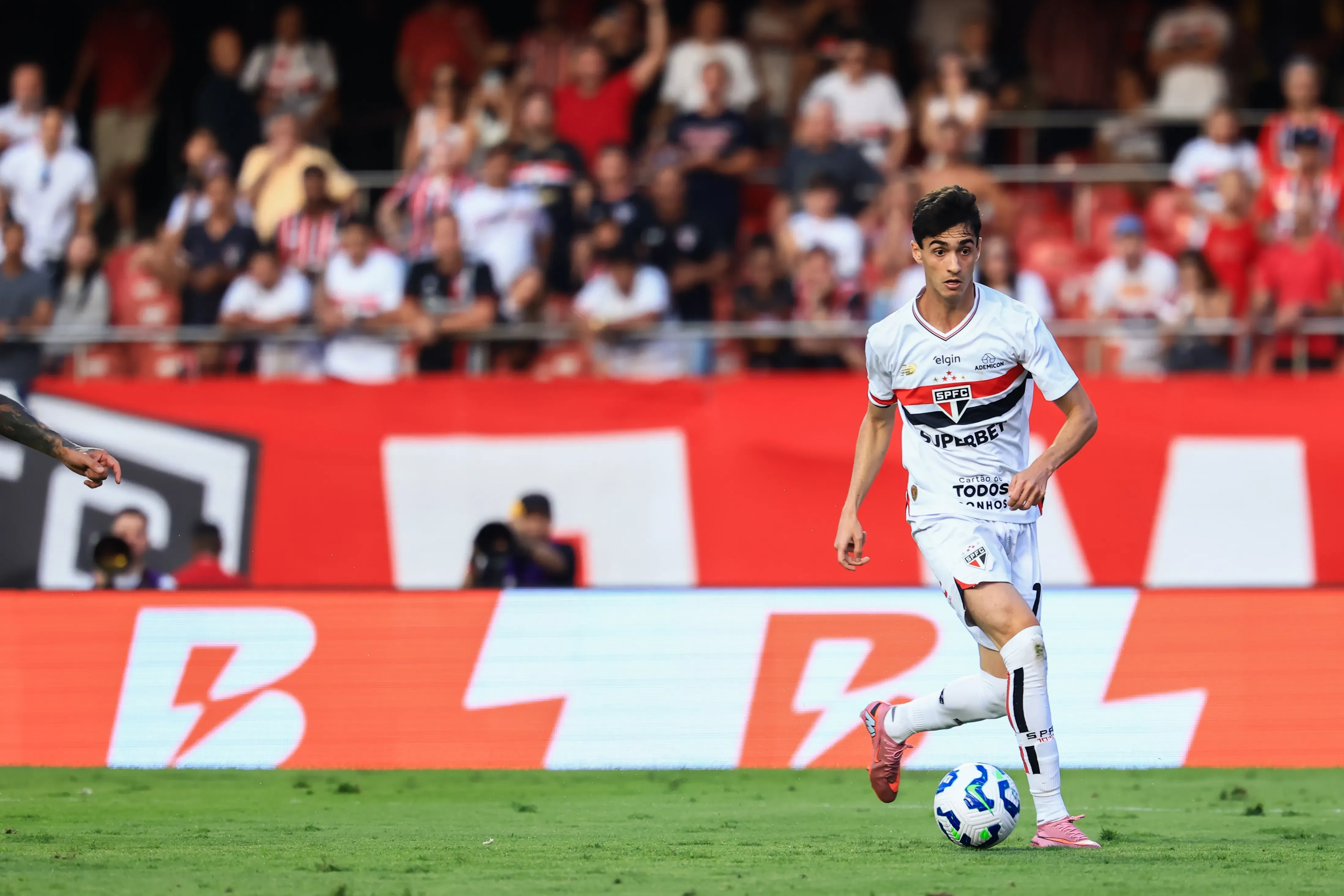 Rodriguinho durante partida pelo São Paulo. Foto: Marcello Zambrana/AGIF
