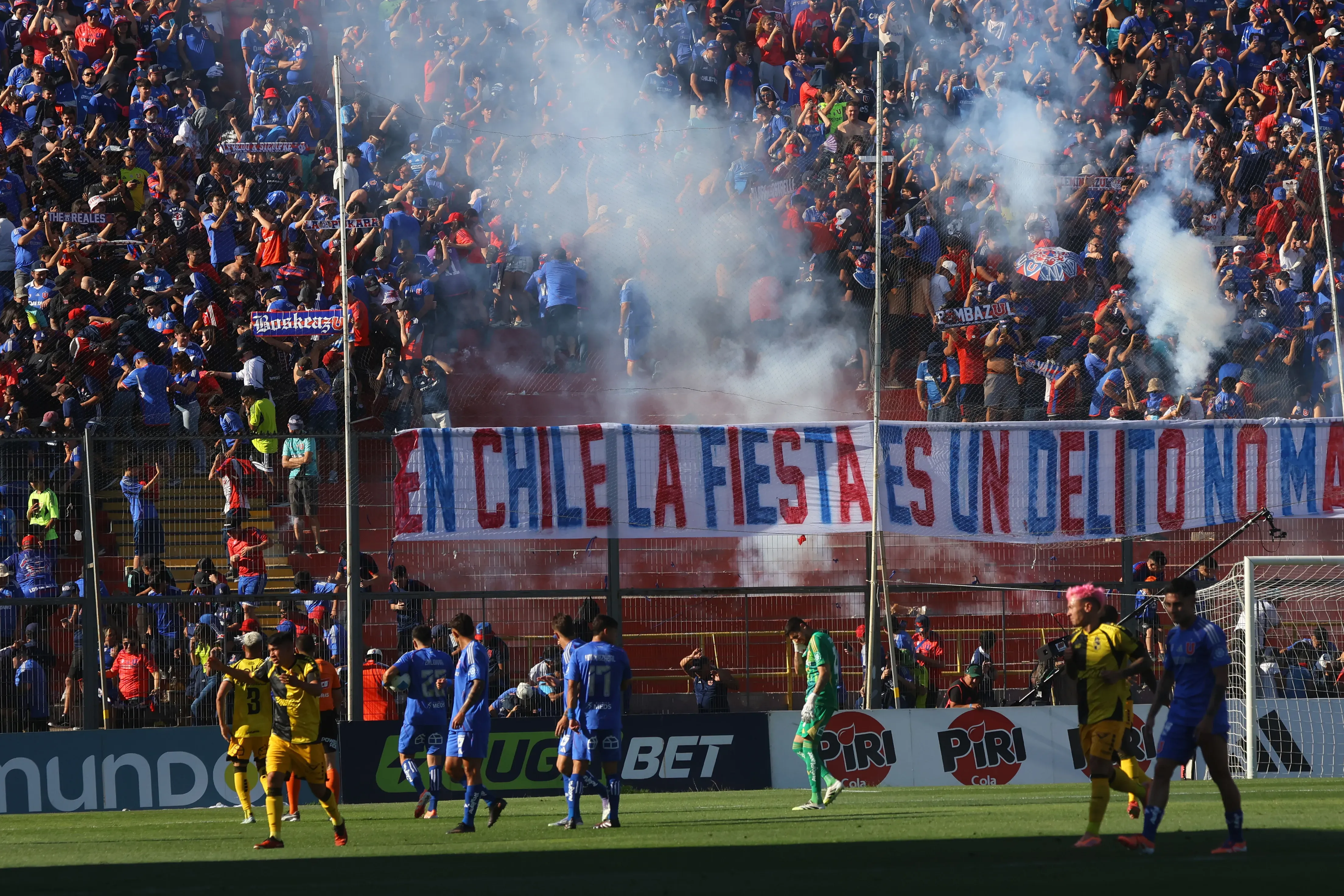Los fuegos artificiales marcaron la jornada en el Santa Laura. Foto: Jonnathan Oyarzun/Photosport