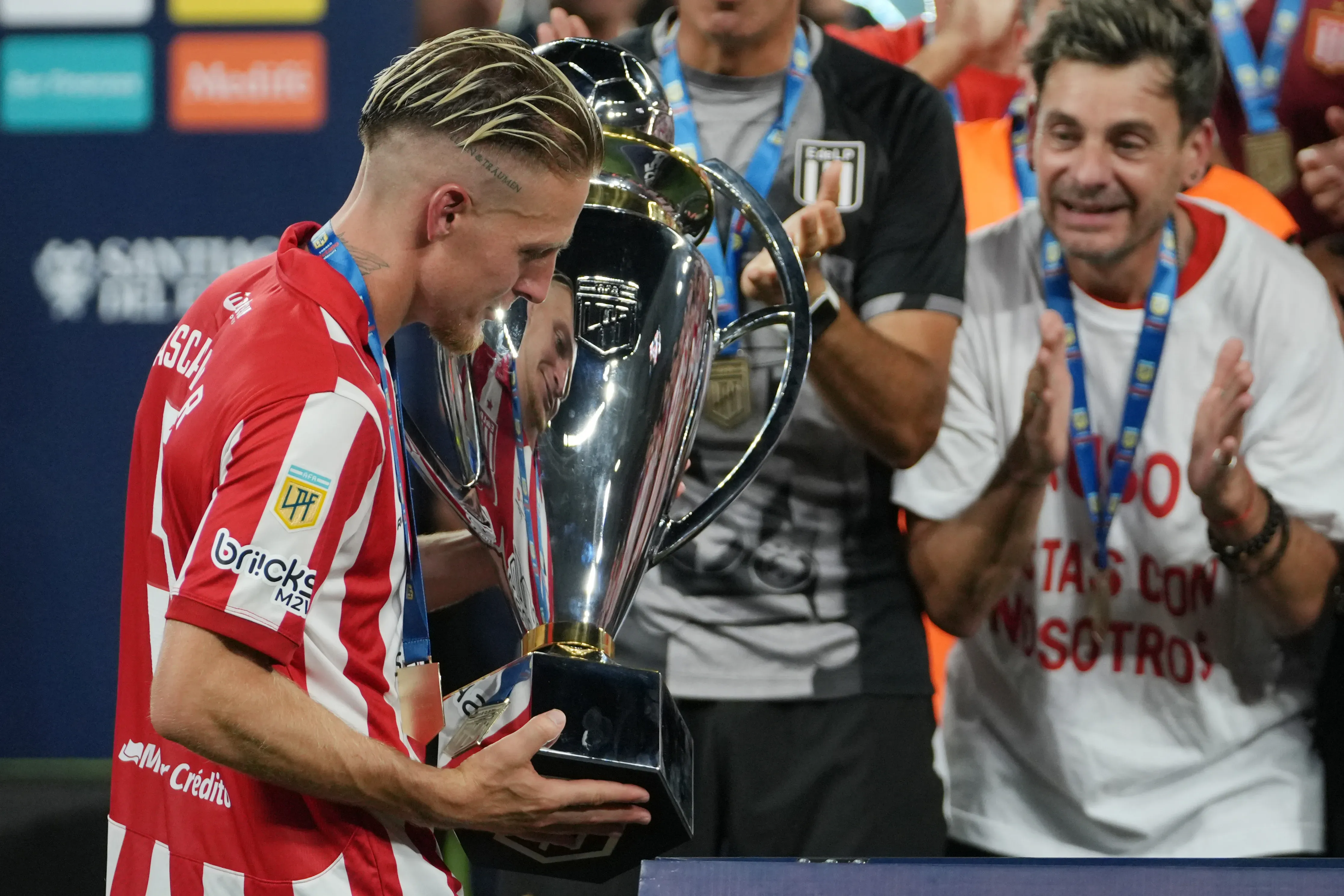 Ascacibar con el trofeo del Torneo Clausura. (Getty)