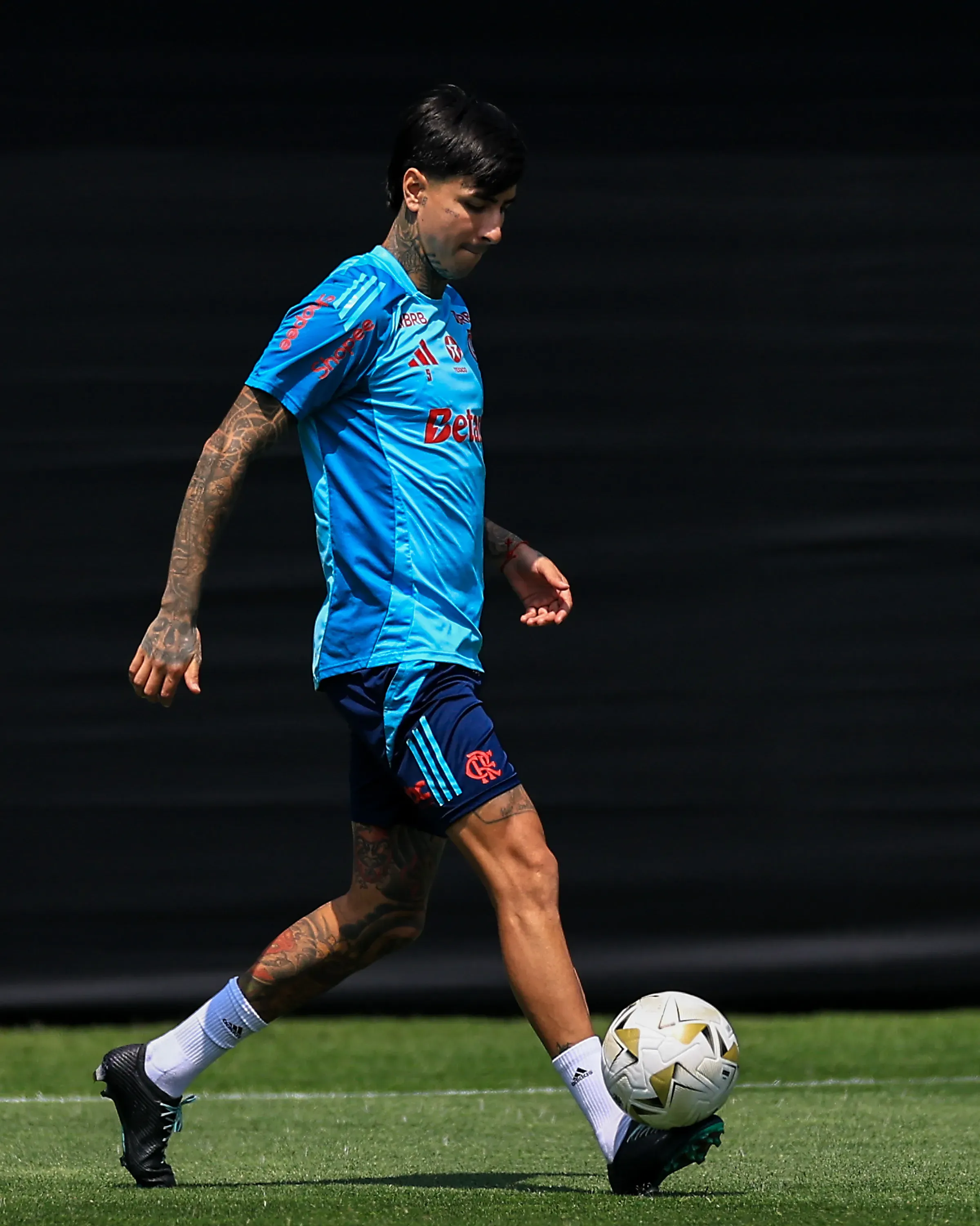 LIMA, PERU – NOVEMBER 28: Erick Pulgar of Flamengo controls the ball during a training session ahead of the 2025 Copa Conmebol Libertadores Final at La Videna on November 28, 2025 in Lima, Peru. (Photo by Buda Mendes/Getty Images)